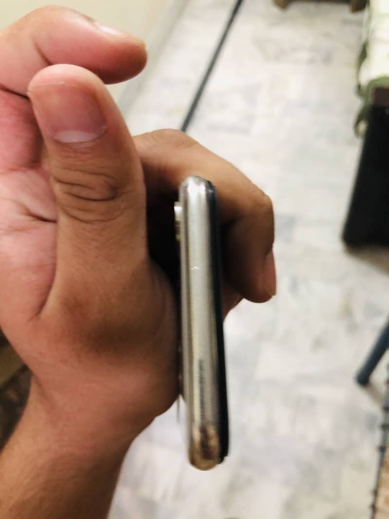 Apple iPhone X 4