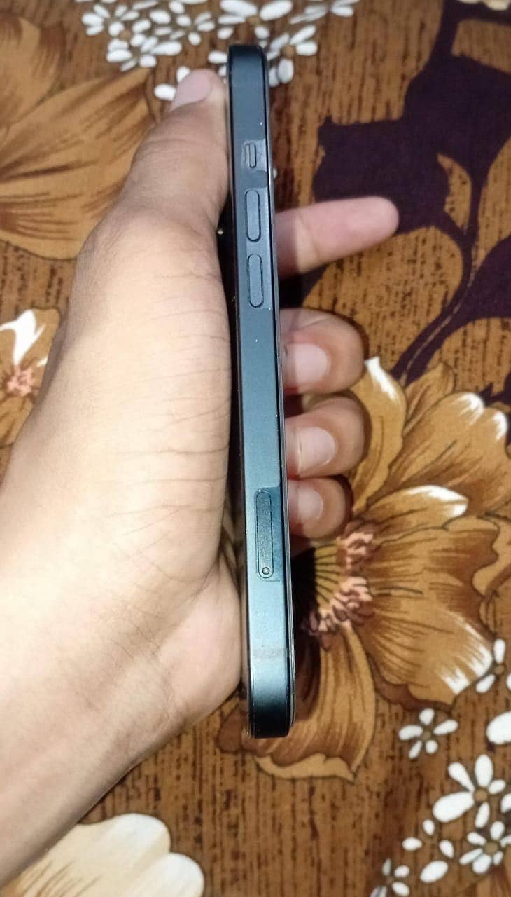 Apple iPhone 13 2