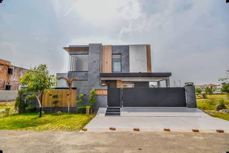 1 KANAL ELEGANT AND SLIGHTLY USED SUPER HOT LOCATED BUNGALOW IS AVAILABLE IN THE BEST BLOCK OF DHA LAHORE.