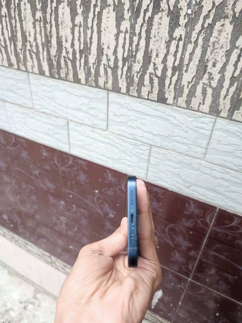 Apple iPhone 12 4