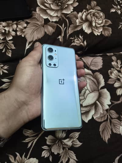 One Plus 9 Pro 12+4 256 best conditions charger  but not functional