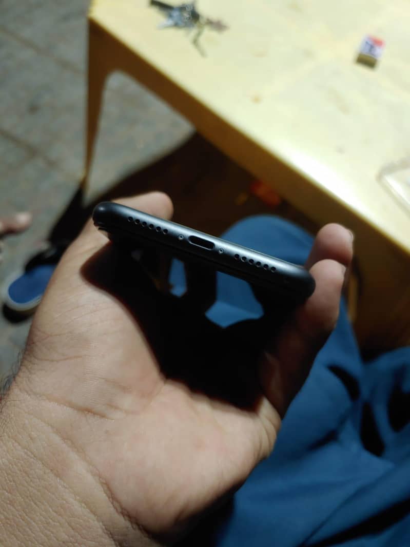Apple iPhone 11 3