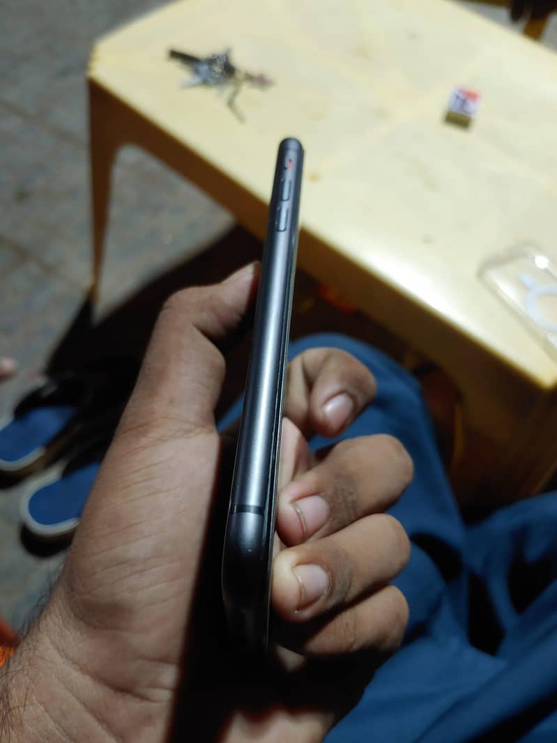 Apple iPhone 11 4