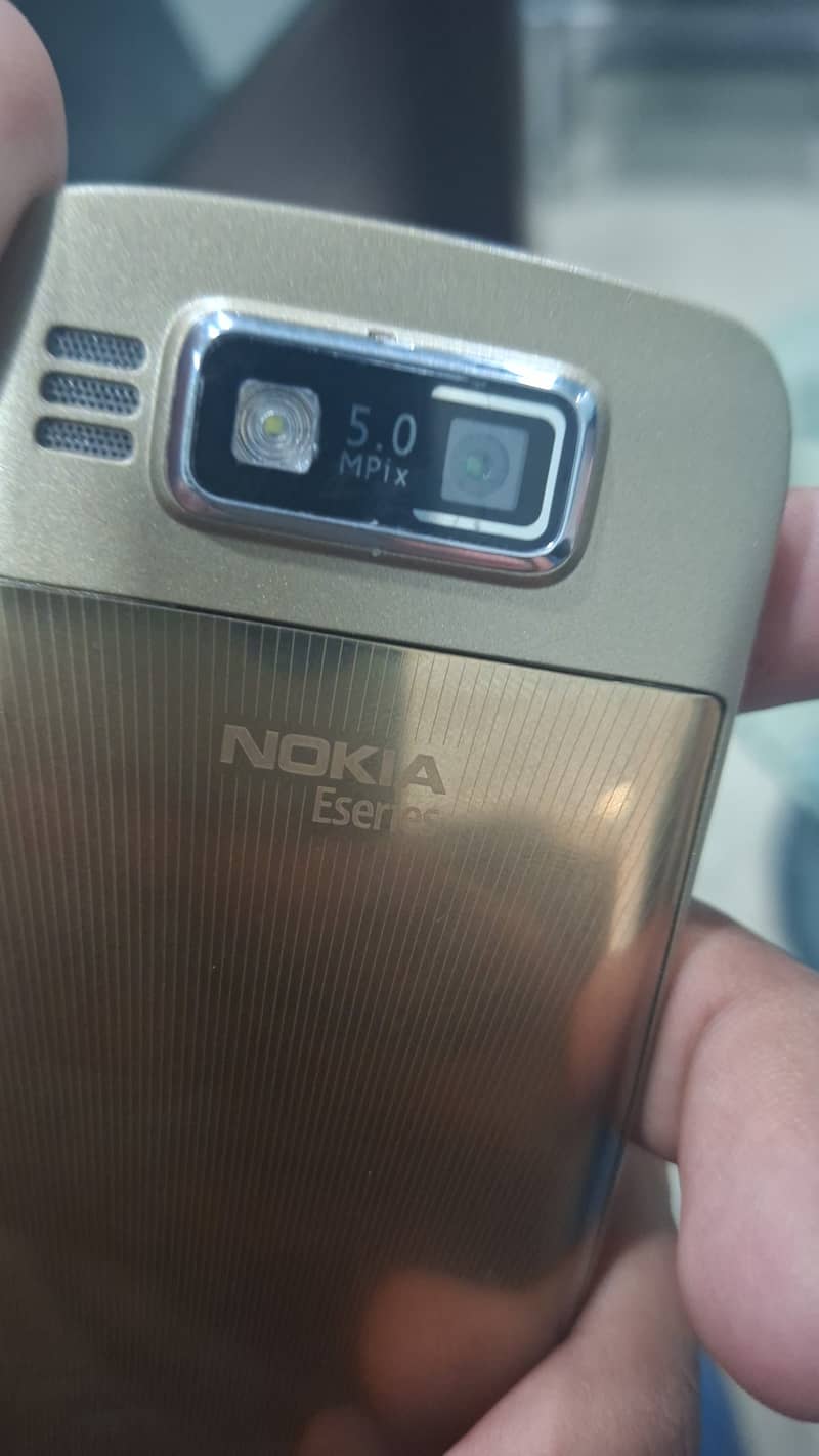 Nokia E72 1