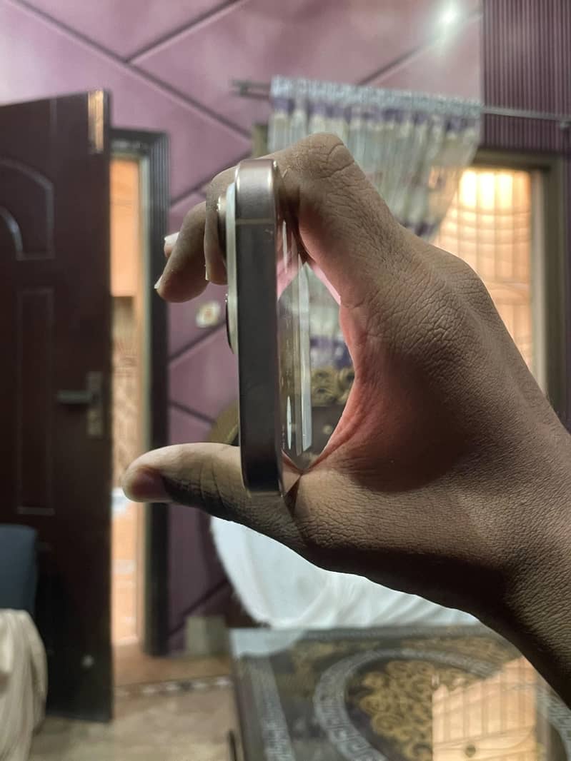 Apple iPhone 16 Pro 8