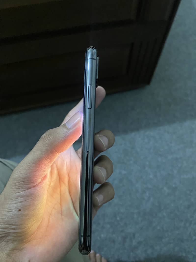 Apple iPhone X 4