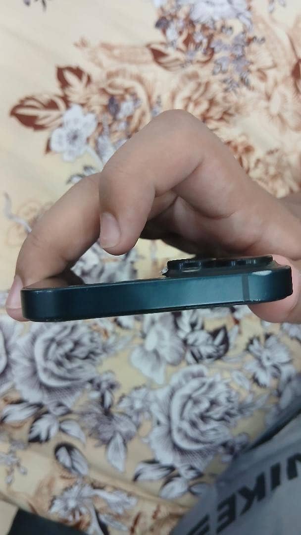 Apple iPhone 13 5