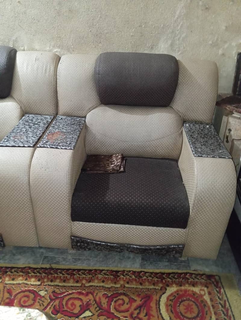Decent sofa set 0
