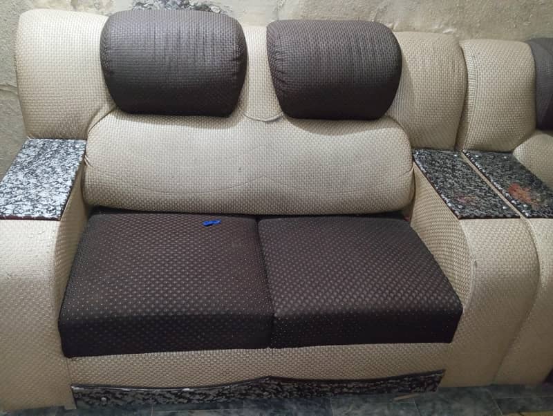 Decent sofa set 1