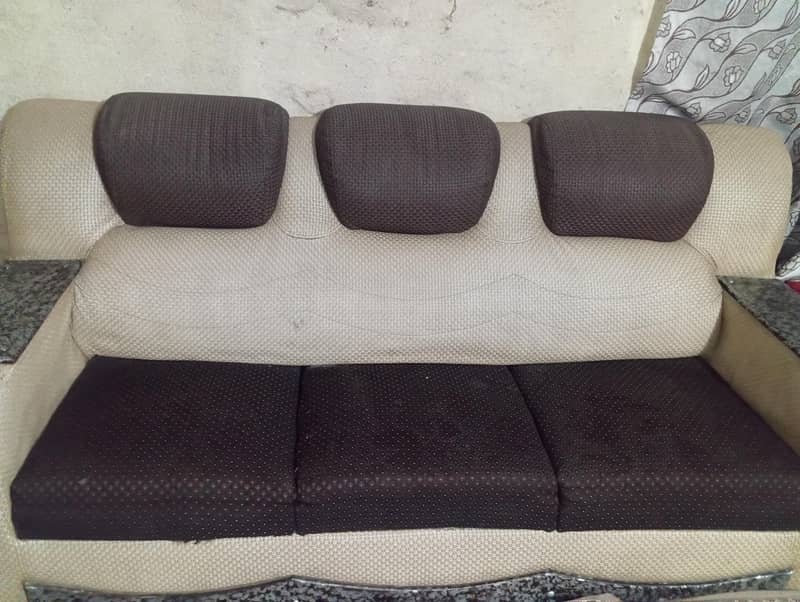 Decent sofa set 2