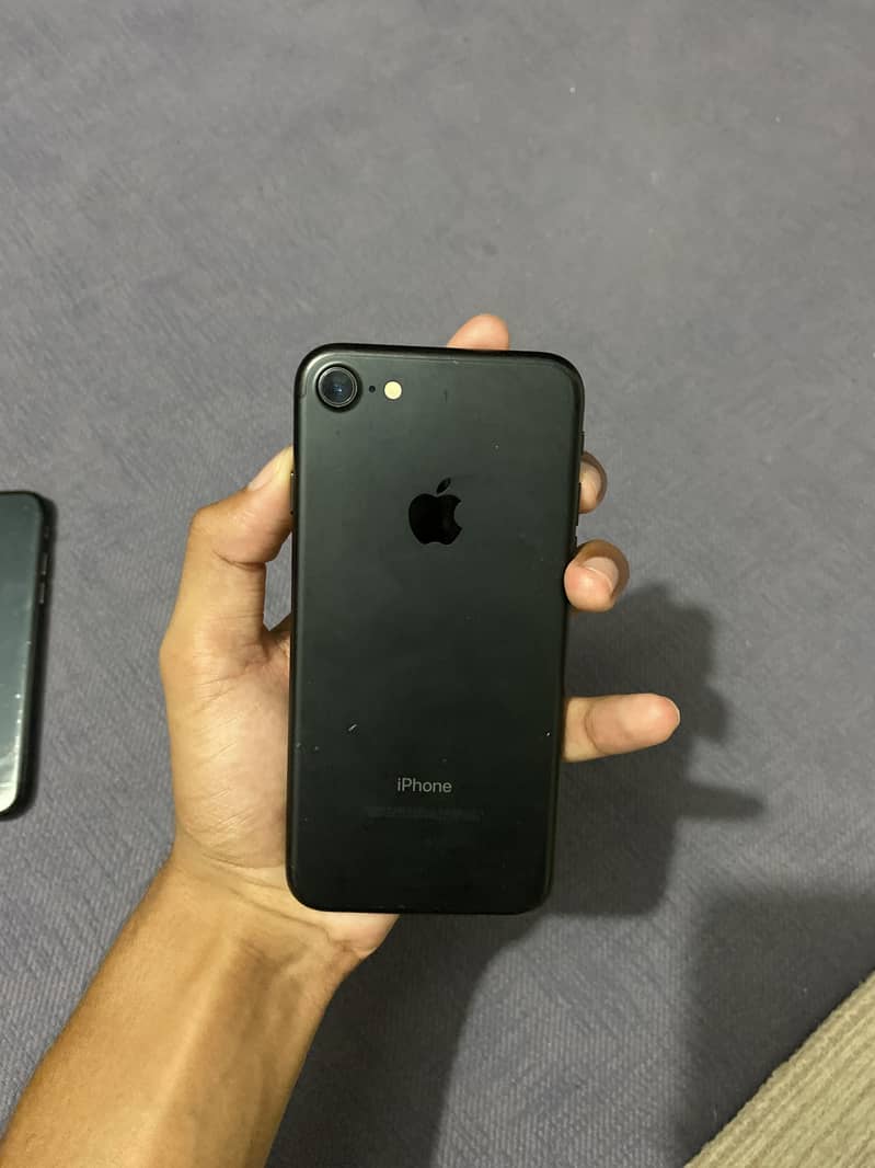Apple iPhone 7 0