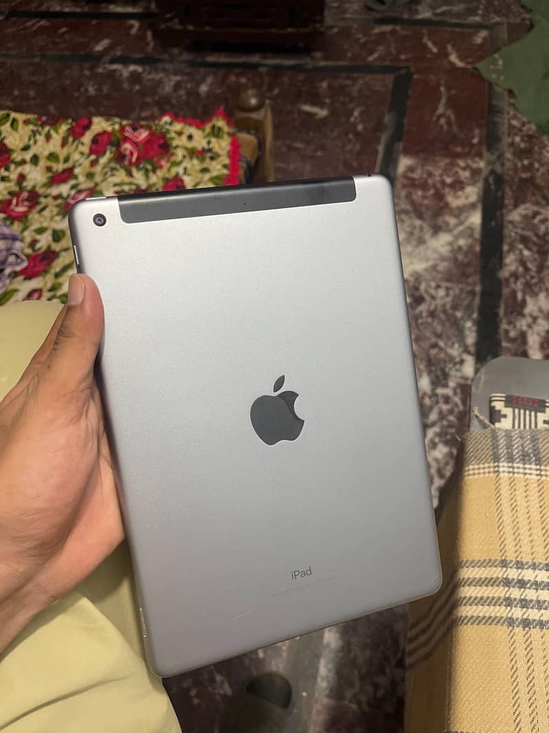 Apple ipad { 5th generation} 0