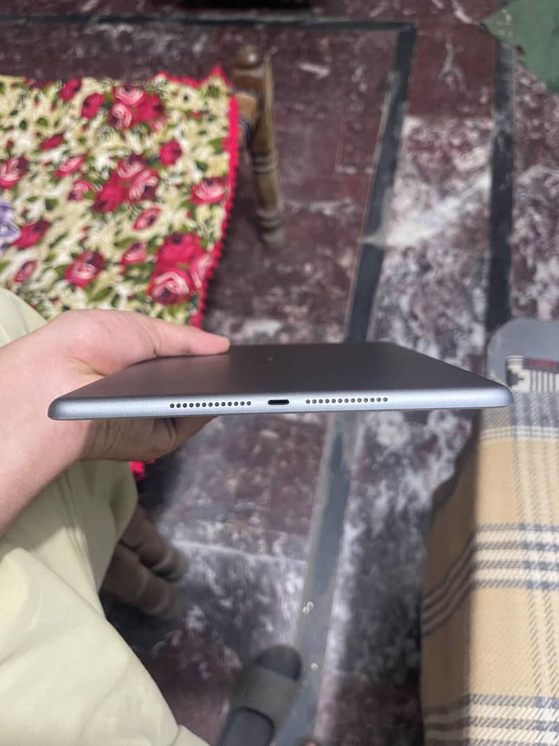 Apple ipad { 5th generation} 1