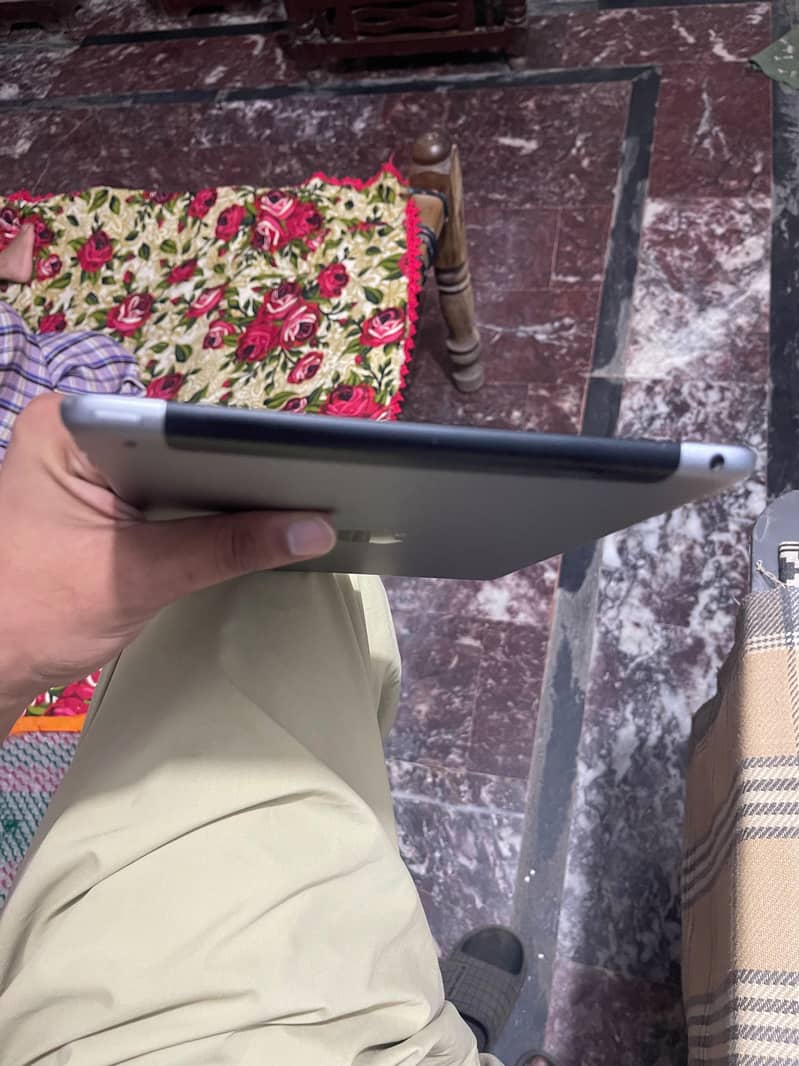 Apple ipad { 5th generation} 2