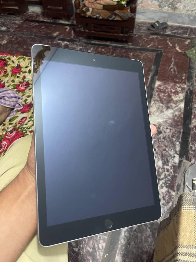 Apple ipad { 5th generation} 6