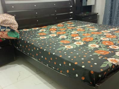 Selling bed set without mattress