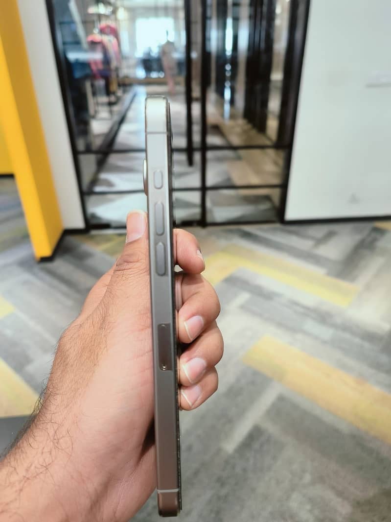 Apple iPhone 15 Pro Max 4