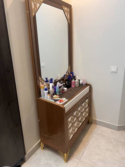 Dressing table neat n clean for sale