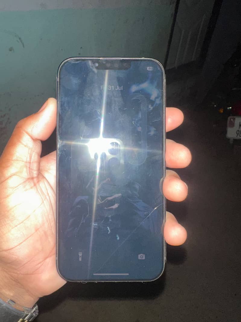 Apple iPhone 16e 4