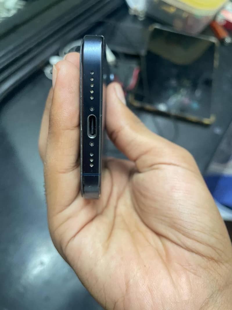 Apple iPhone 15 Pro 4