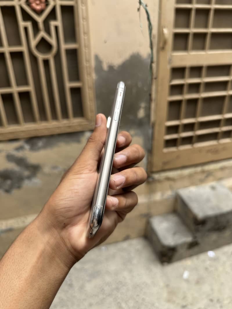 Apple iPhone X 4