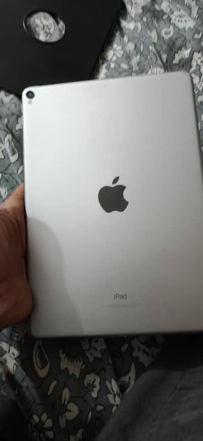 Ipad pro 10.5 64gb 100 percent original no fault