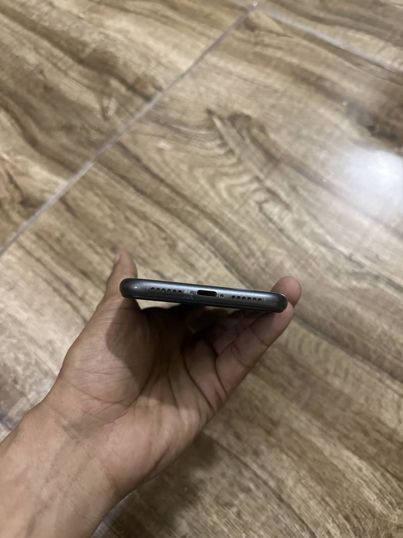 Apple iPhone 11 3