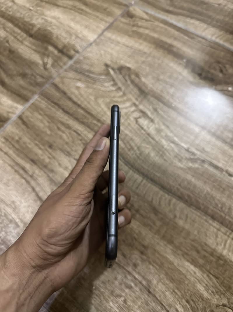 Apple iPhone 11 4