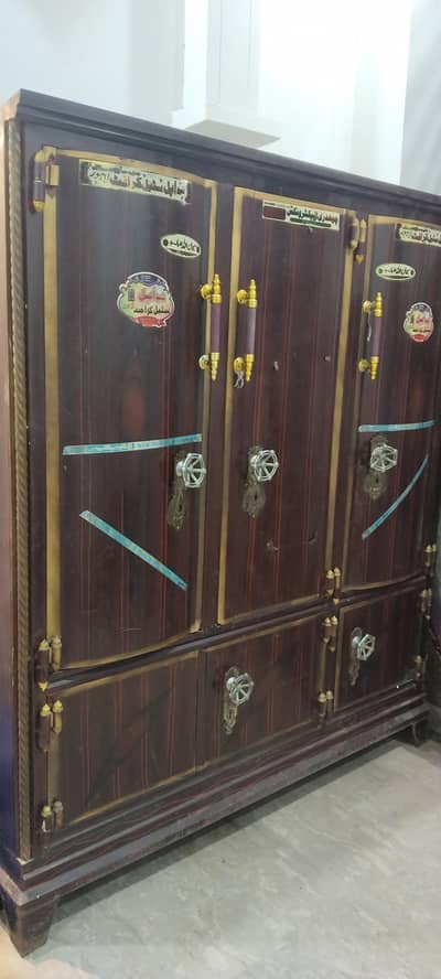 heavy 3 portion Almari good condition