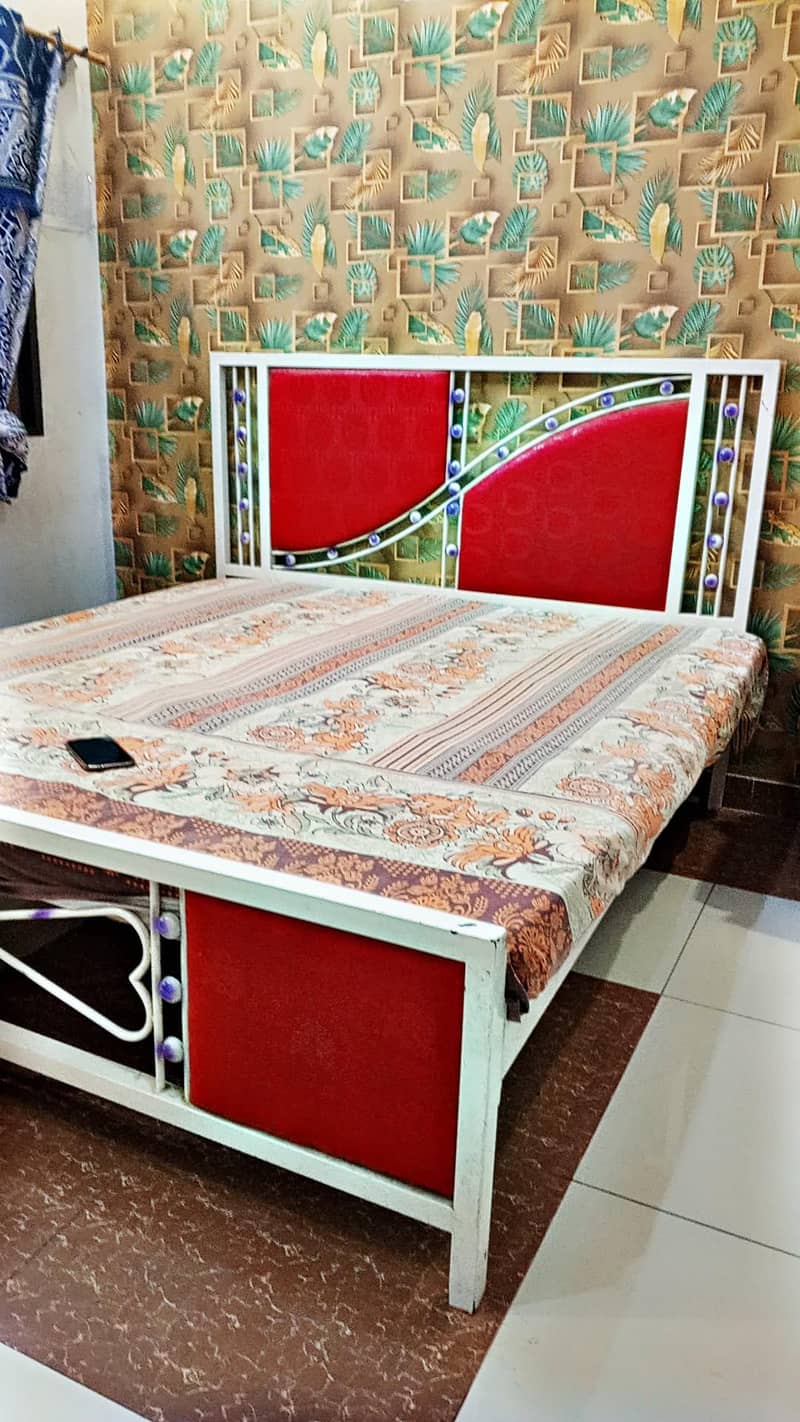 iron bed 0