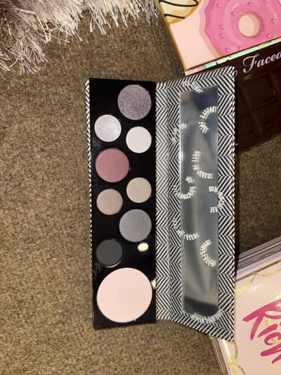 Pre- loved / new branded and original eyeshadow palettes