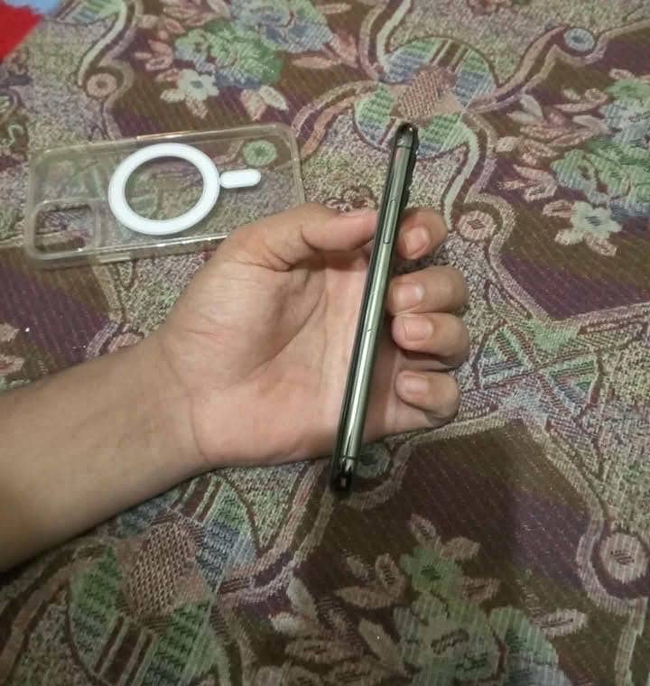 Apple iPhone 11 Pro 4