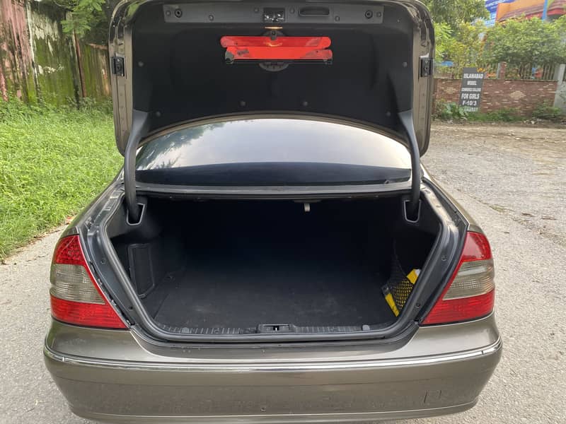 Mercedes E Class 2007 original condition and mileage 9