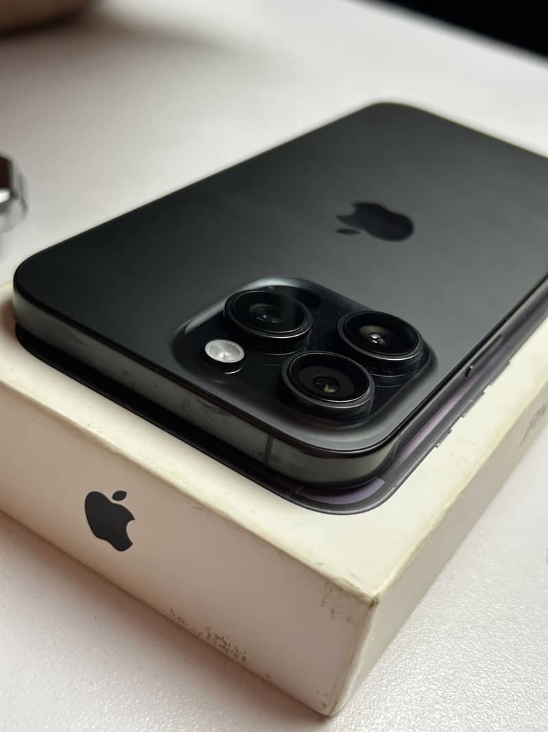 Apple iPhone 16 Pro Max 0