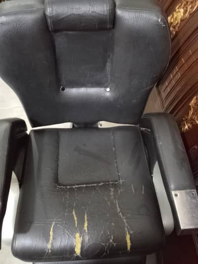 Uper sa thora sa seat cover ruf Baki bilkul ok or new ha chair