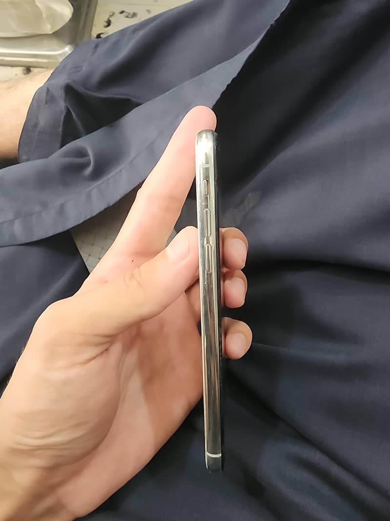 Apple iPhone X 4