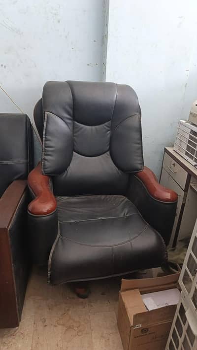 Executive Office Chair Wooden Armrest Good Condition For Sale