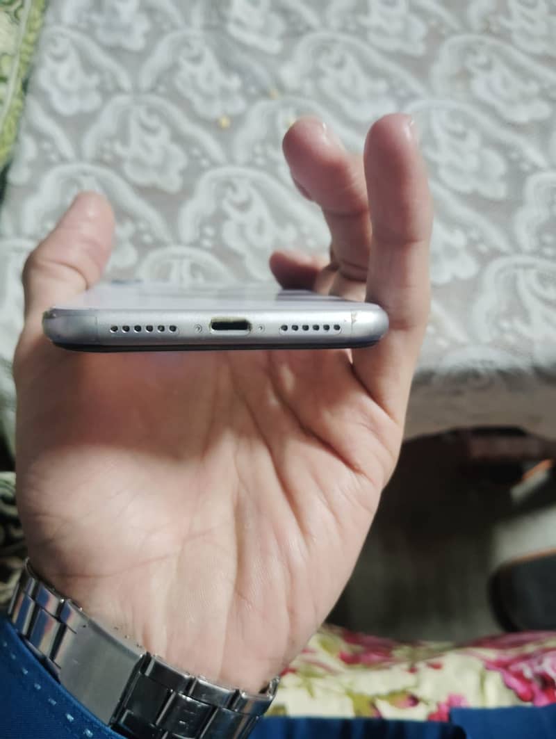 Apple iPhone 11 4