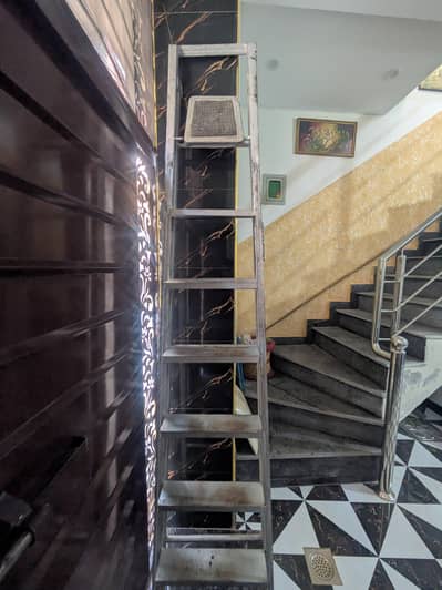 IRON LADDER 8'FEET NOT USE TOO MUCH