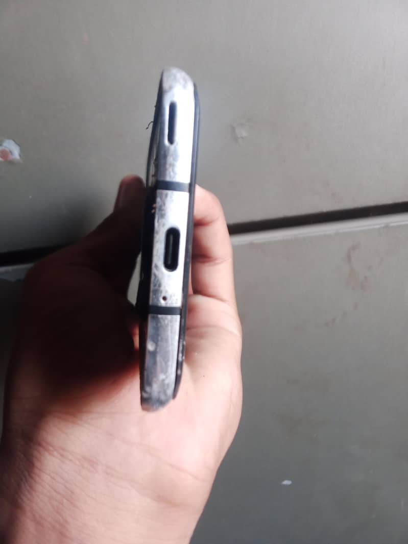 Sharp Aquos R2 3