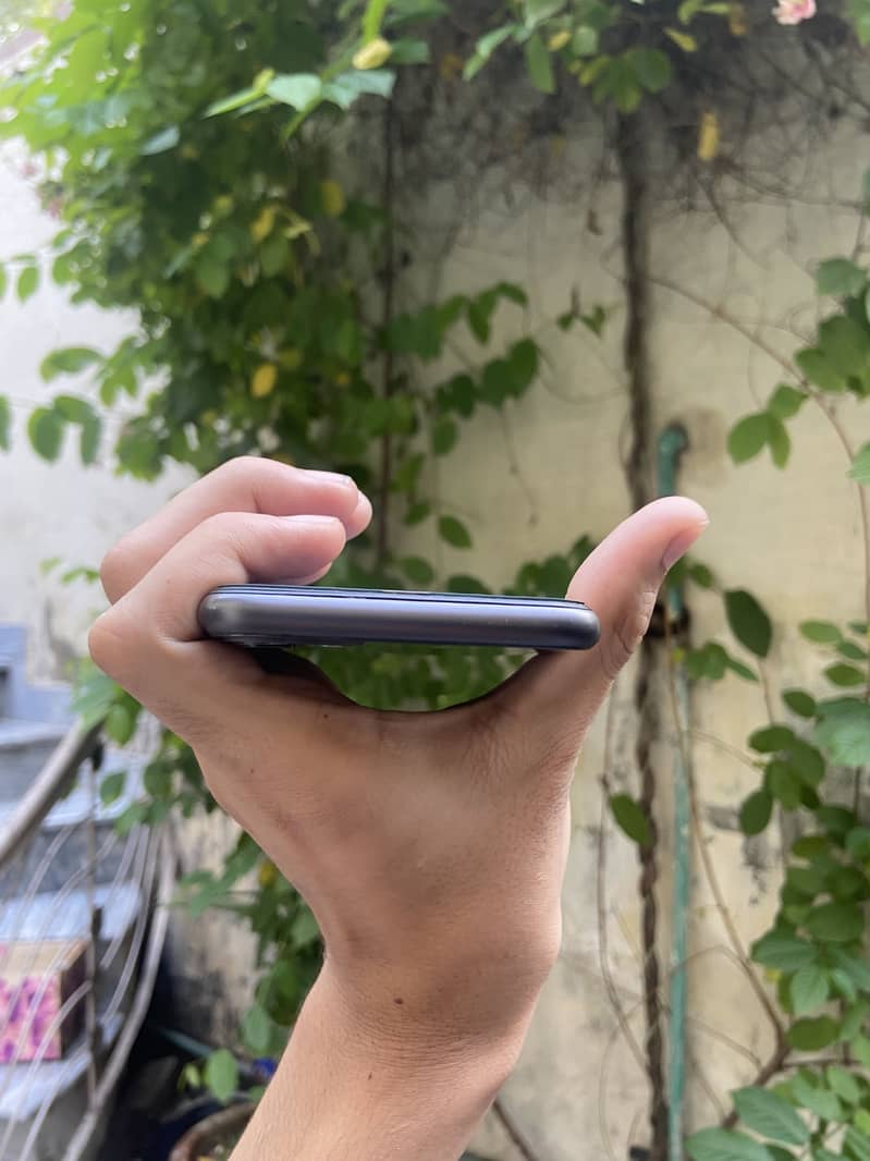 Apple iPhone 11 3