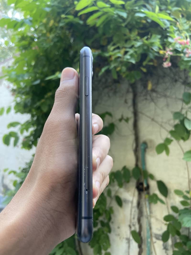 Apple iPhone 11 4