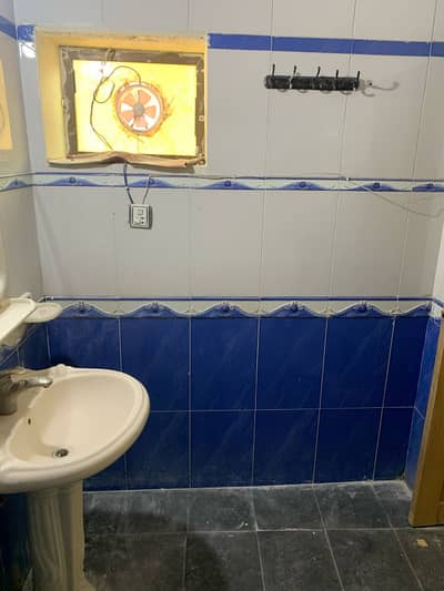G 9/4 35x70 upper portion for rent