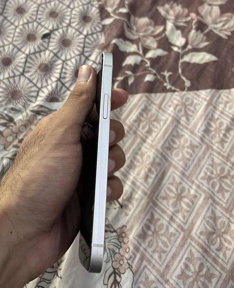 Apple iPhone 12 4
