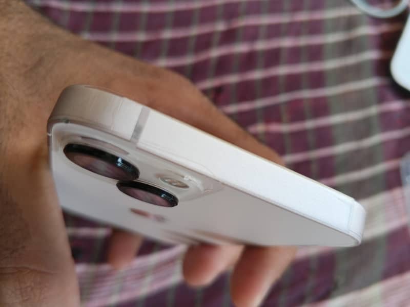 Apple iPhone 13 4