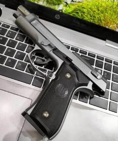 new fully Metal bereta pistol with 5 pack of bullets