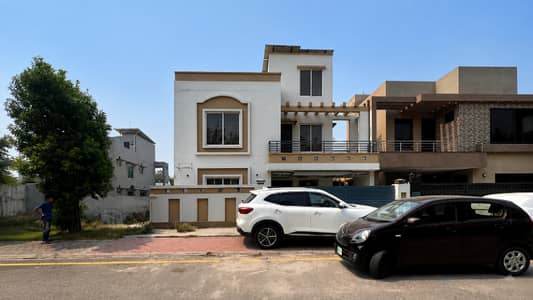 10 MARLA OWNER BUILT HOUSE FOR SALE IN THE HEART OF BAHRIA TOWN LAHORE | SOLAR SYSTEM | NEAR EIFFEL TOWER | BEST INVESTMENT OPPORTUNITY