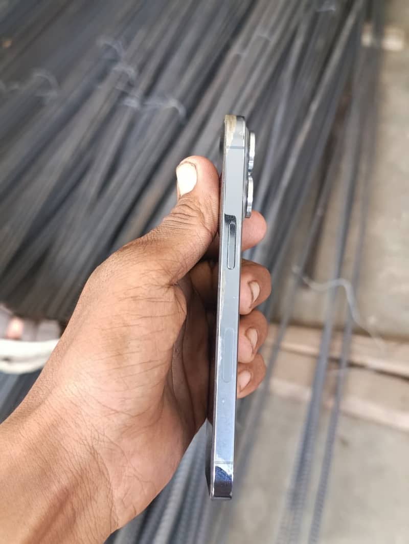 Apple iPhone 13 Pro 2