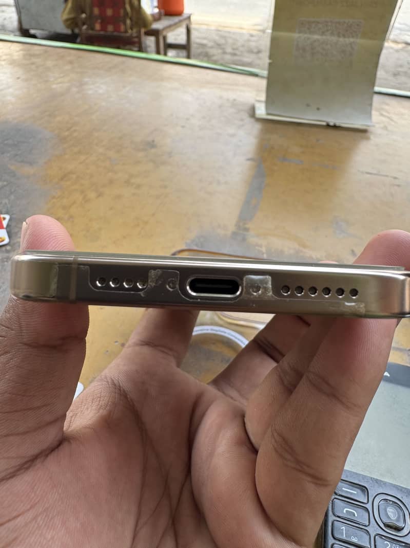Apple iPhone 16 Pro Max 2