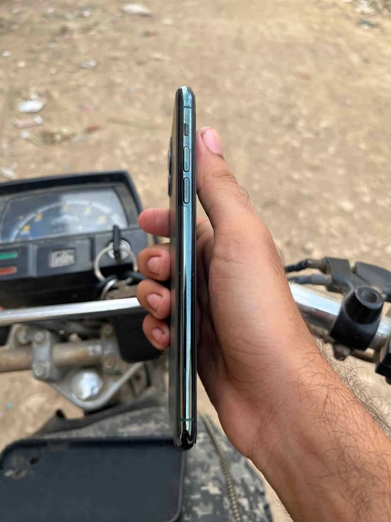Apple iPhone 11 Pro Max 4